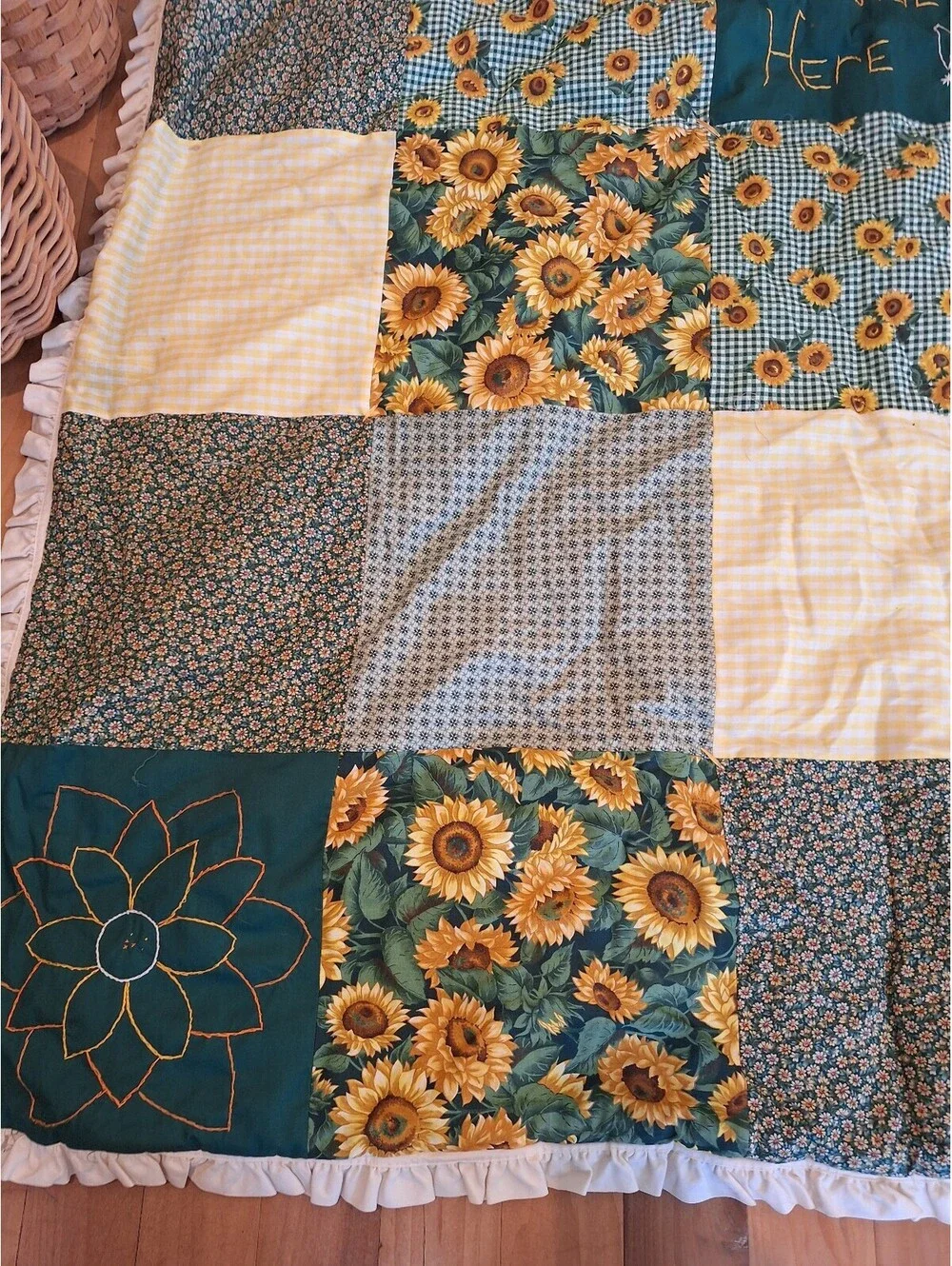 Vintage sunflower quilt, 1980's? Very good condition, cottage core. 85